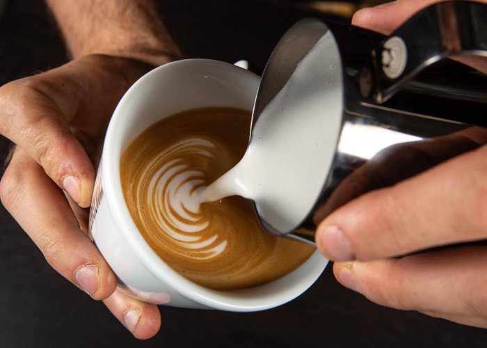 Preparazione del capuccino con caffè Brasilmoka